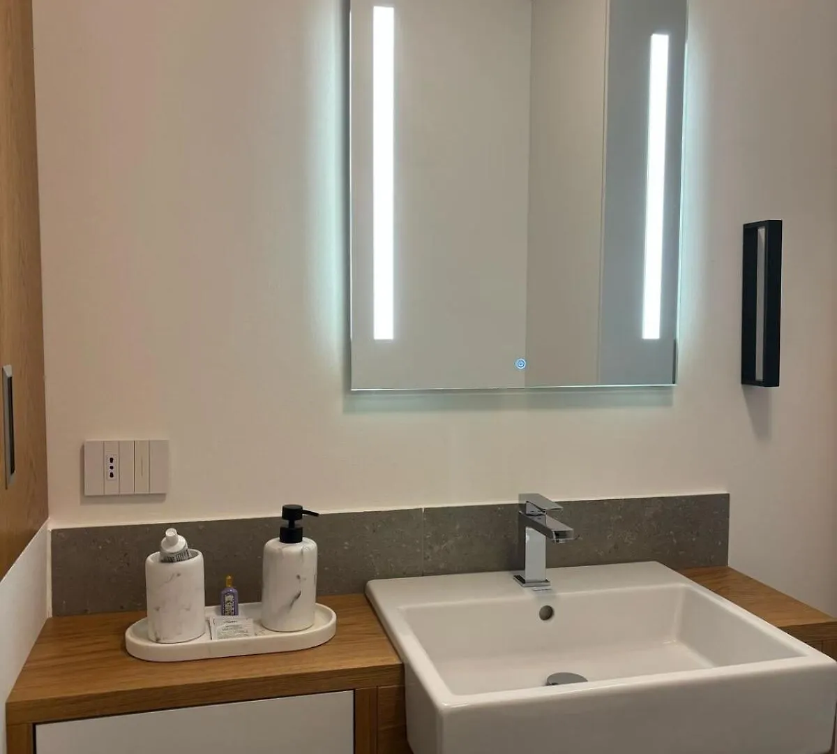 Bright Apartment With Balcony - Navigli Milánó